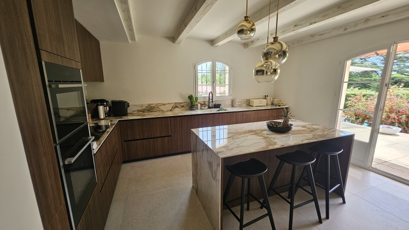 Création d'une cuisine sur mesure en décor noyer avec plan de travail et cuve en céramique à Puyricard