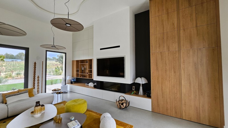 Réalisation d'un aménagement complet d'un salon avec meuble TV et placard toute hauteur à Meyreuil