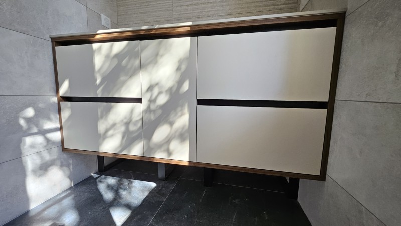 Création d'un meuble de salle de bain sur mesure en décor blanc avec cuve en céramique réalisé à Lambesc