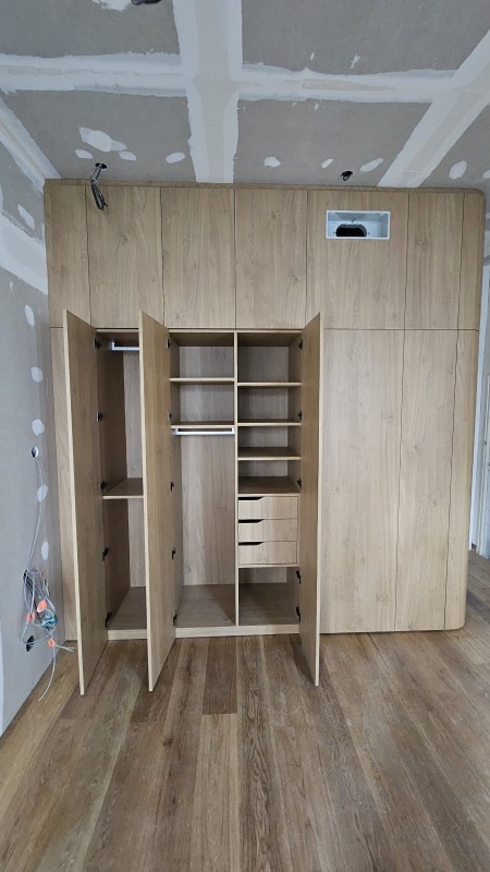 Réalisation d'un dressing avec bord galbé et passage dissimulé pour accéder à la salle de bain sur la région aixoise