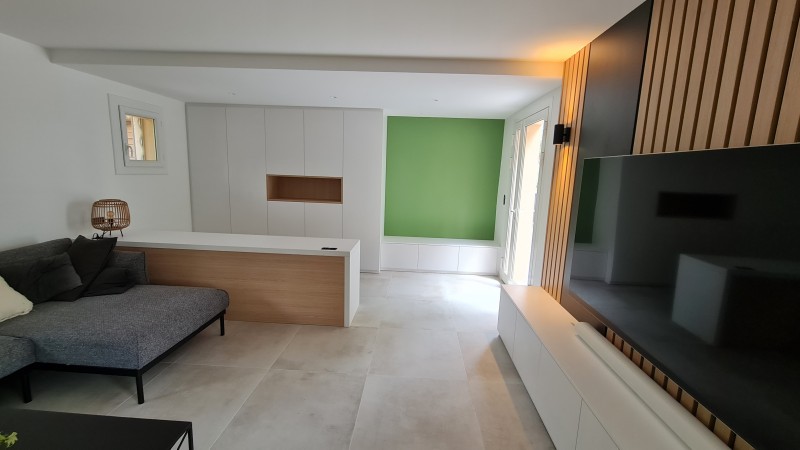 Création d'un meuble TV en mélamine et blanc et bardage bois sur mesure à Puyloubier