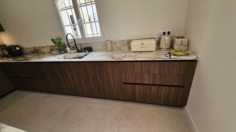 Création d'une cuisine sur mesure en décor noyer avec plan de travail et cuve en céramique à Puyricard