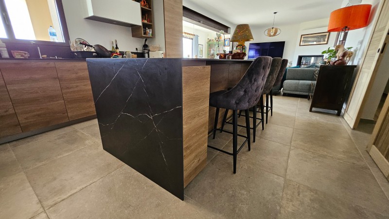 Réalisation d'une cuisine sur mesure en bois Cortina et céramique 