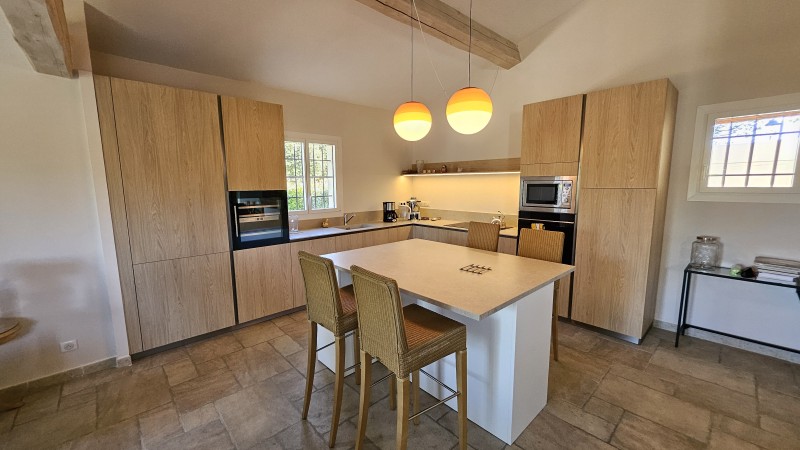 Réalisation d'une cuisine sur mesure en décor chêne et blanc mat avec plan de travail en céramique à Pont Royal