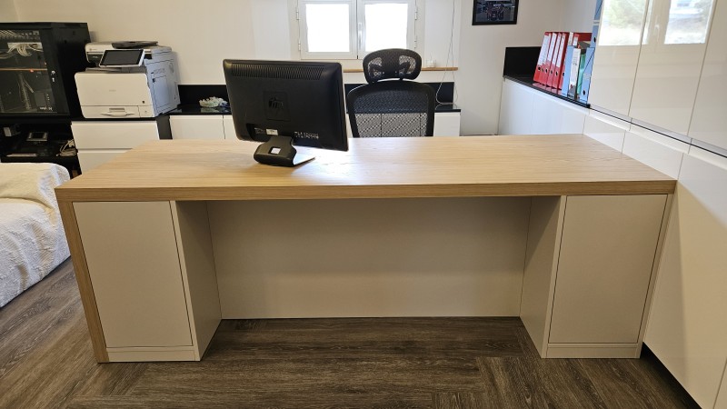 Bureau sur mesure en décor chêne naturel 50 mm d'épaisseur et décor cachemire