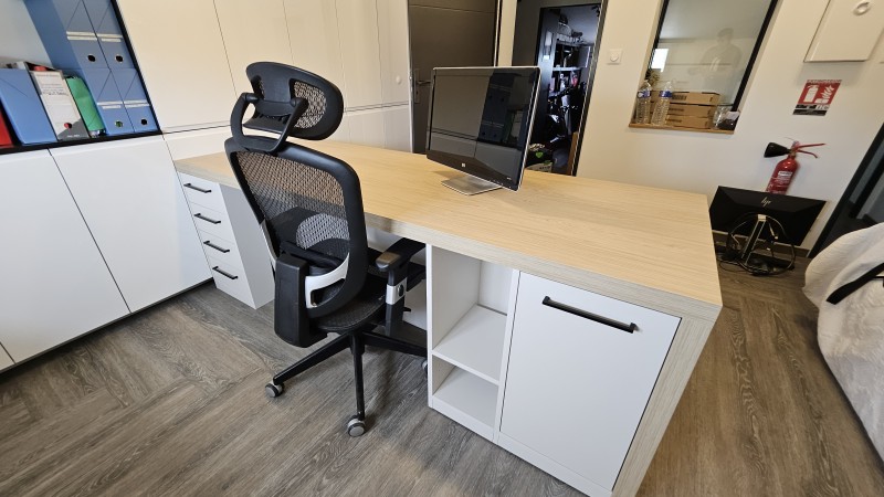 Bureau sur mesure en décor chêne naturel 50 mm d'épaisseur et décor cachemire