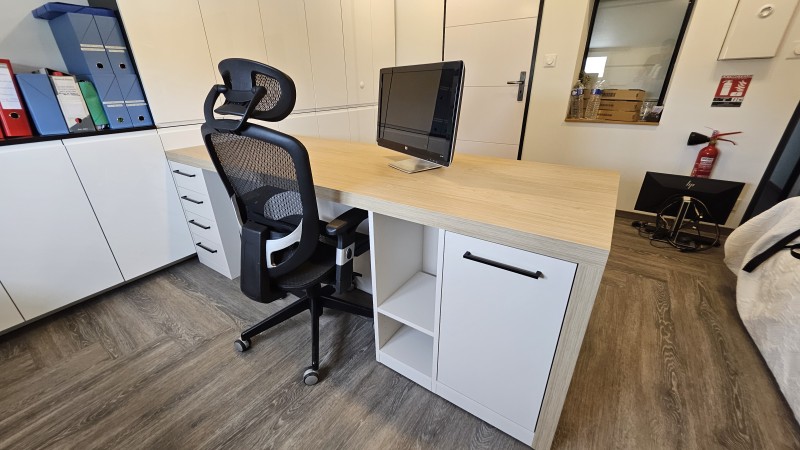 Bureau sur mesure en décor chêne naturel 50 mm d'épaisseur et décor cachemire