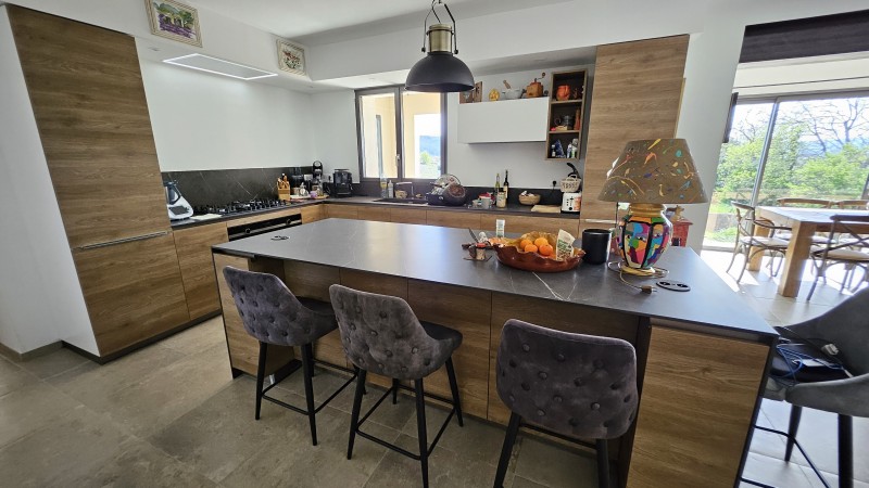 Réalisation d'une cuisine sur mesure en bois Cortina et céramique 