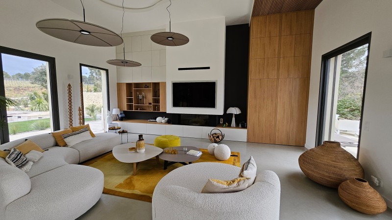 Réalisation d'un aménagement complet d'un salon avec meuble TV et placard toute hauteur à Meyreuil