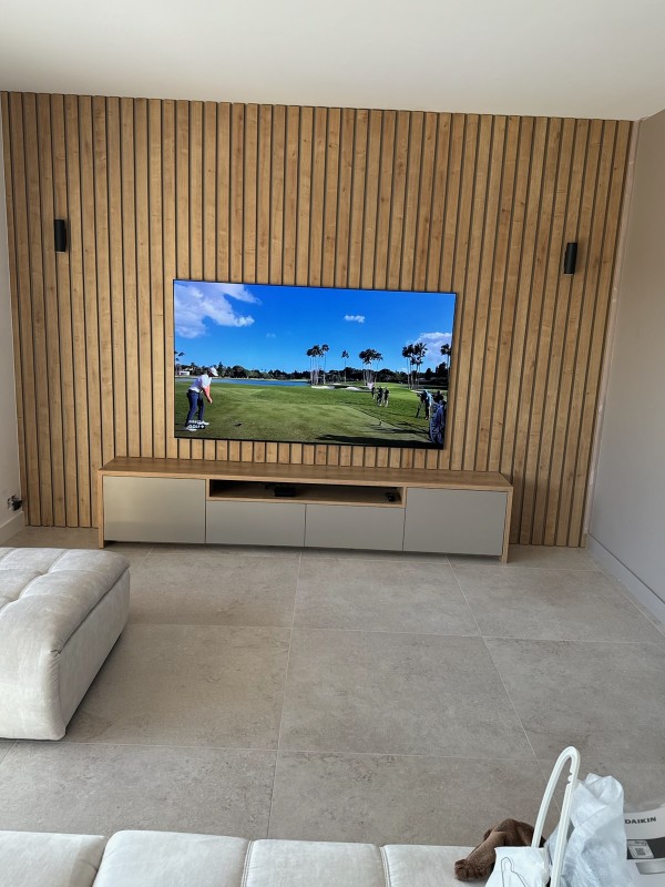 Réalisation d'un meuble TV contemporain avec bardage en bois à Saint Cyr sur Mer