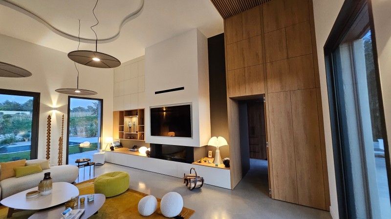 Réalisation d'un aménagement complet d'un salon avec meuble TV et placard toute hauteur à Meyreuil