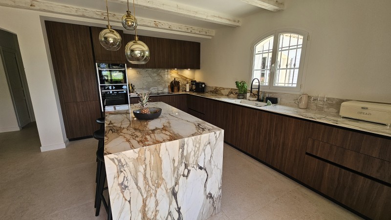 Création d'une cuisine sur mesure en décor noyer avec plan de travail et cuve en céramique à Puyricard